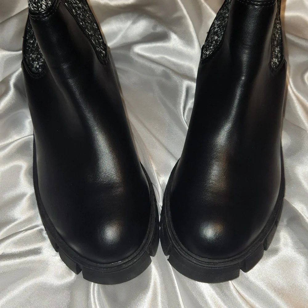 Universal Thread Boots | Size 7.5 - Picture 2 of 5